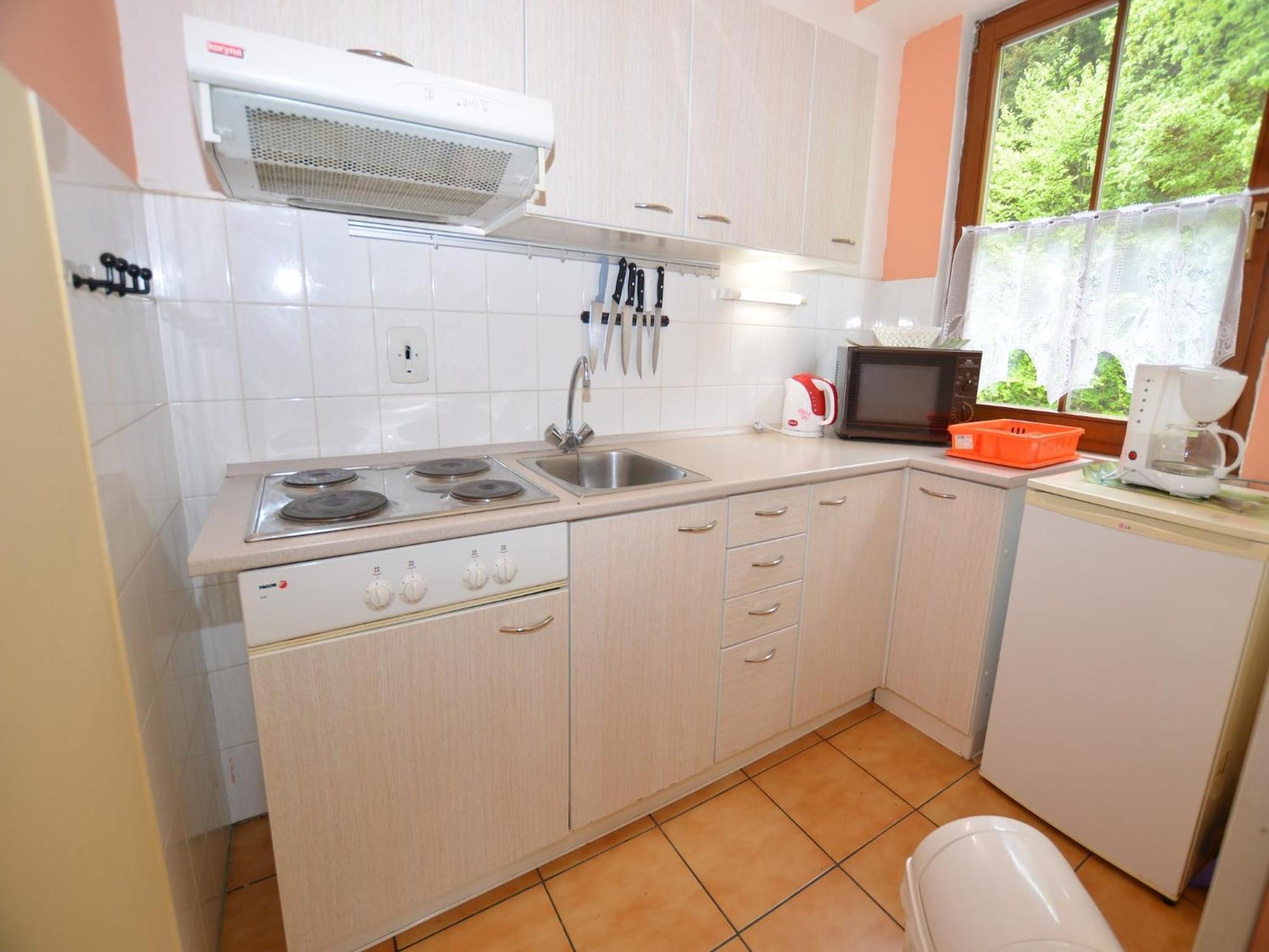 Apartment Snug In Near Area *