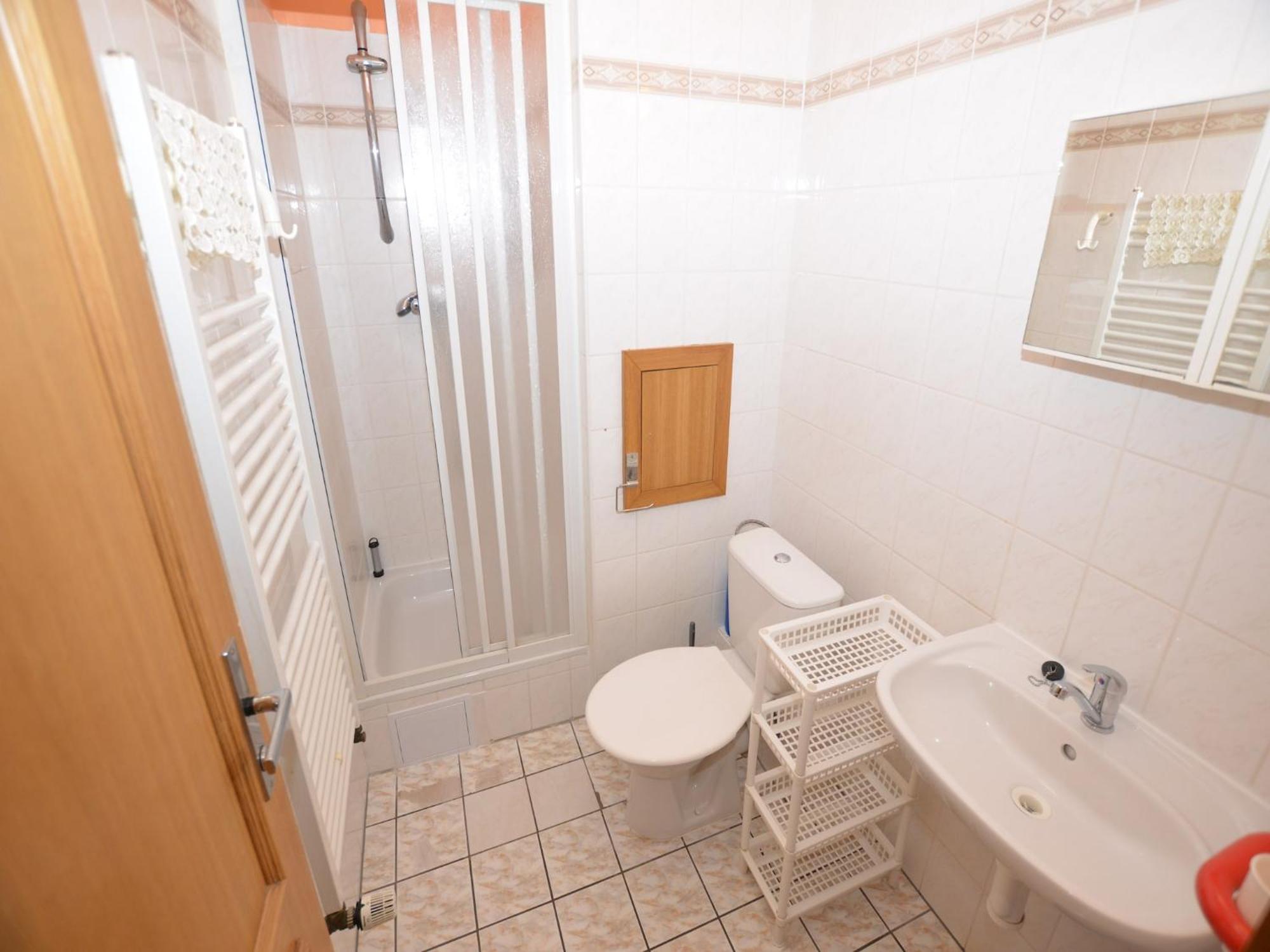 Apartment Snug In Near Area *